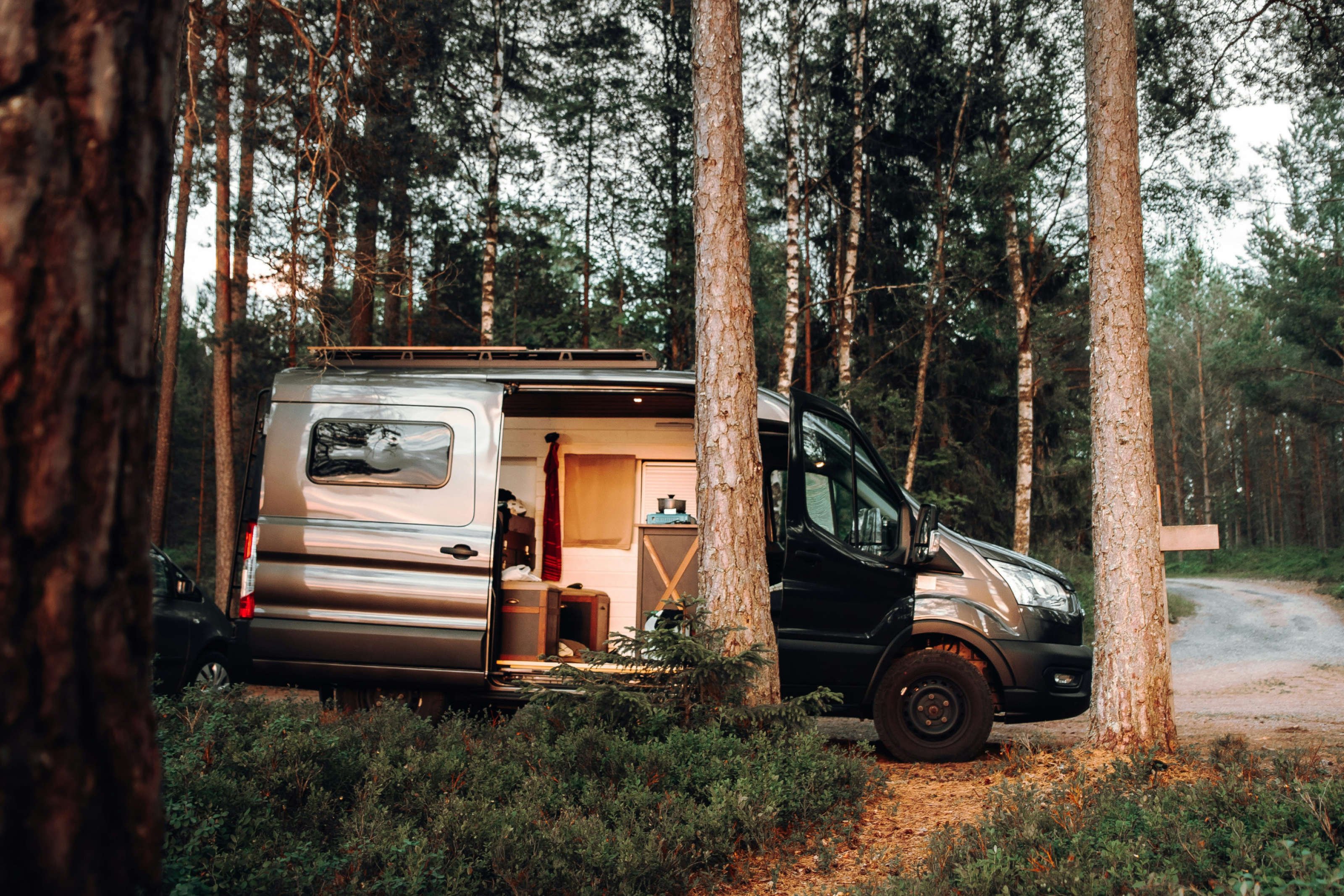 Met een maatwerkcamper kun je off-grid staan zolang je dat zelf wilt Maatwerk camper in het bos off-grid