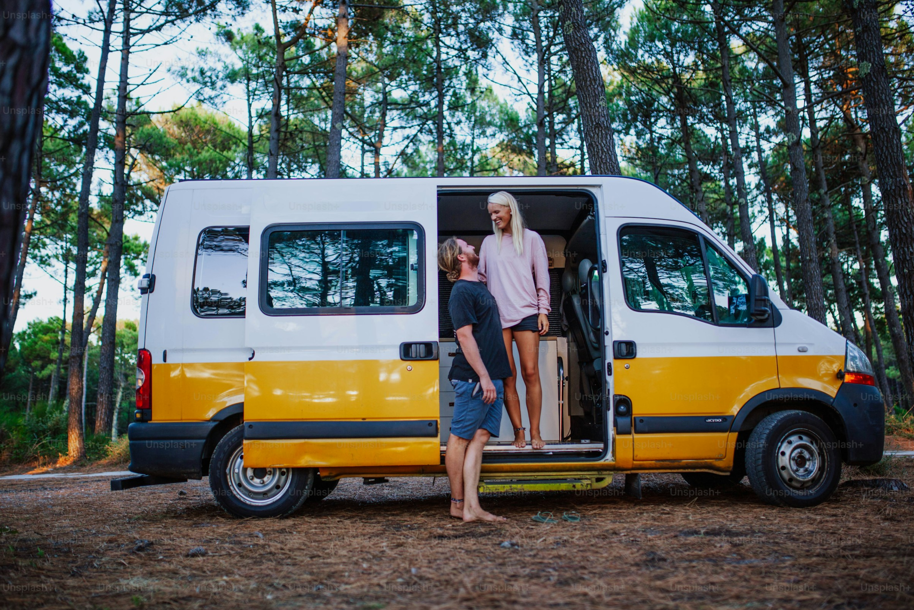 Kun je in de bus staan is bepalend voor je ontwerp Personen staan naast de camper